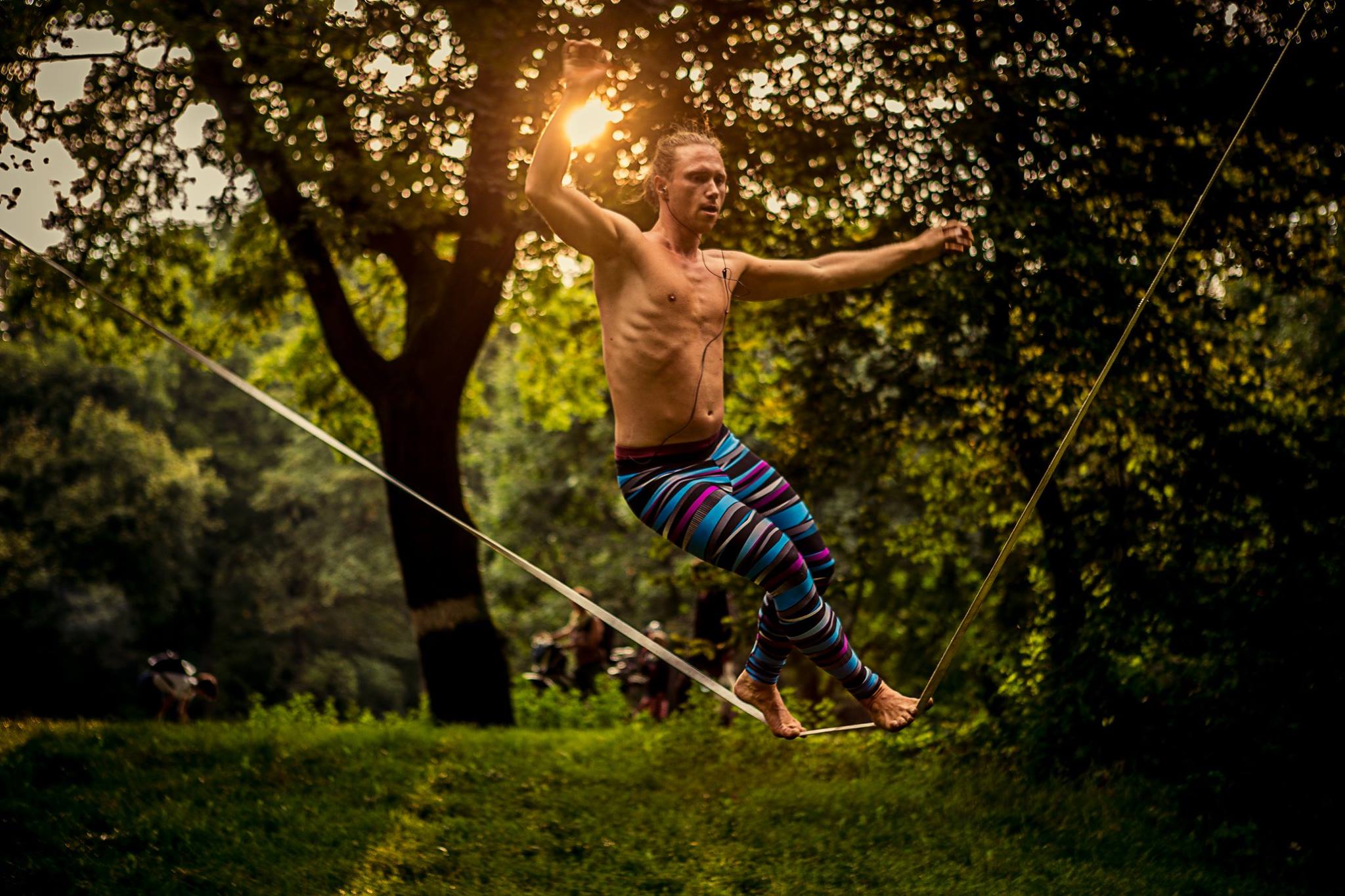 Raimon surfs the Rodeoline at high amplitude into the sunset
