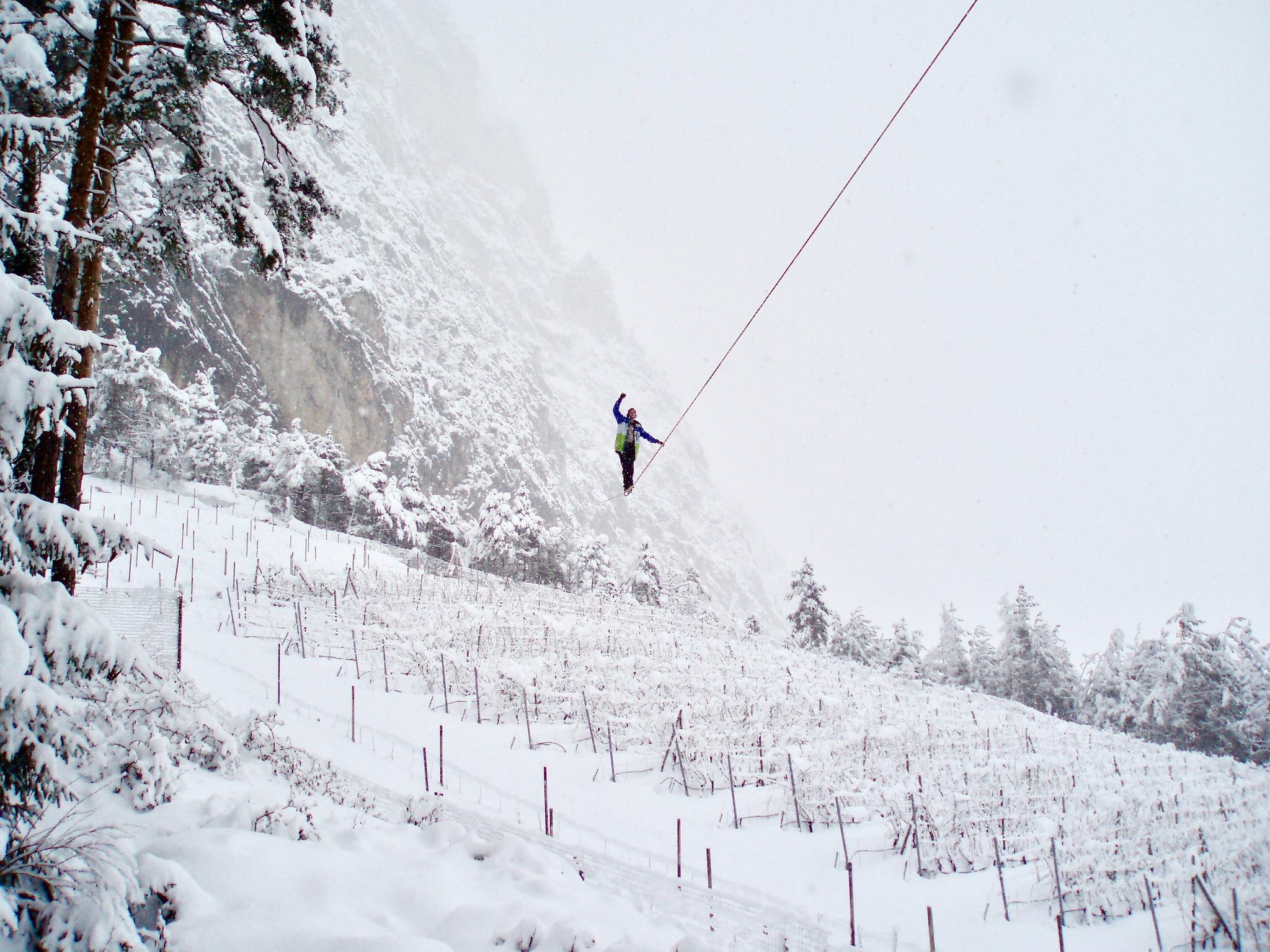 Flo won't stop his highline training in snowy winter