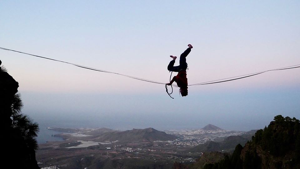 Kamil's highline shoulderstand