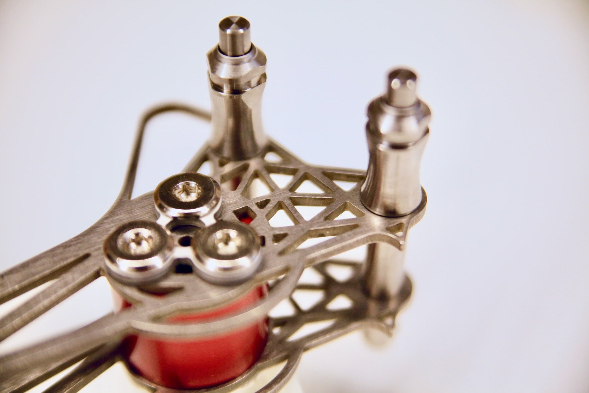 TiLock is the highest evolution weblock in the market. Ultralight Titanium components plus athlete proven features blended into a radical design for harsh alpine highline conditions where maximum safety is required. 