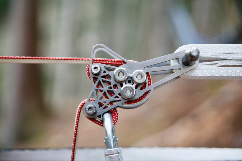 TiLock is the highest evolution weblock in the market. Ultralight Titanium components plus athlete proven features blended into a radical design for harsh alpine highline conditions where maximum safety is required. 