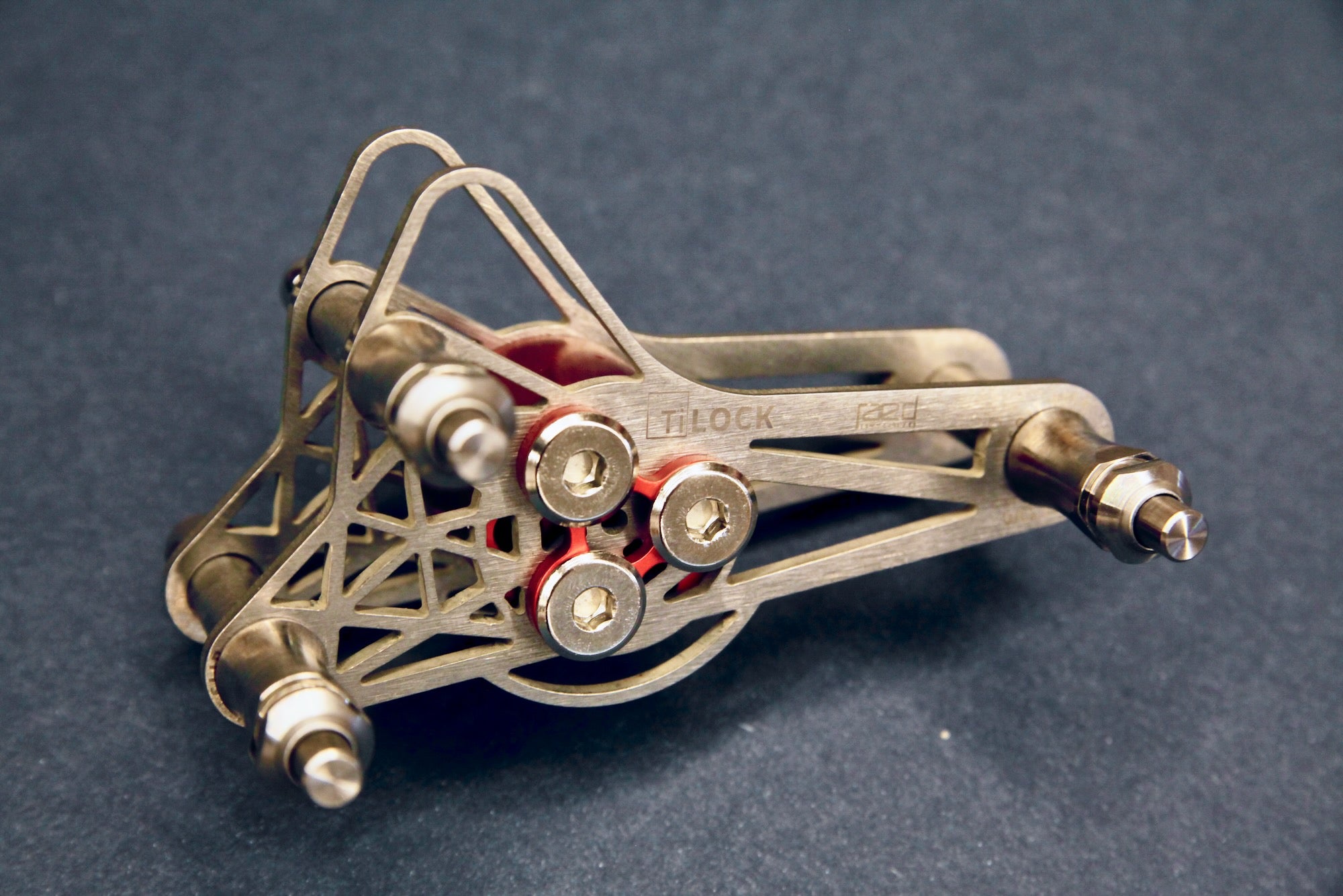 TiLock is the highest evolution weblock in the market. Ultralight Titanium components plus athlete proven features blended into a radical design for harsh alpine highline conditions where maximum safety is required. 