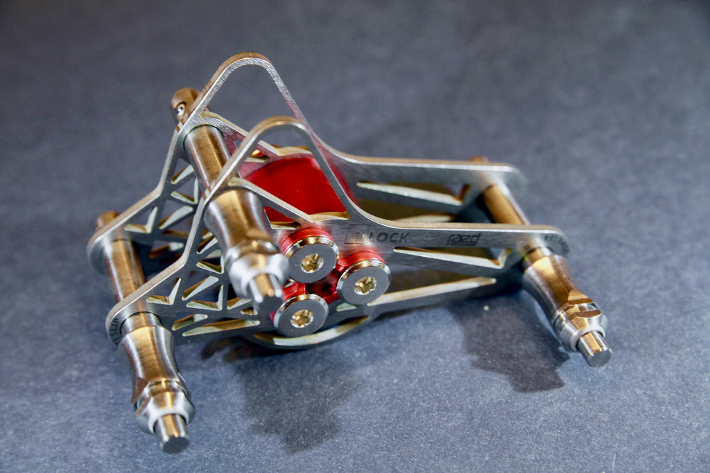 TiLock is the highest evolution weblock in the market. Ultralight Titanium components plus athlete proven features blended into a radical design for harsh alpine highline conditions where maximum safety is required. 