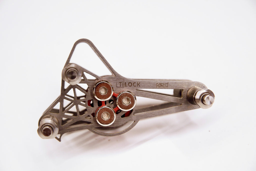 TiLock is the highest evolution weblock in the market. Ultralight Titanium components plus athlete proven features blended into a radical design for harsh alpine highline conditions where maximum safety is required. 